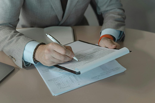 Abogado de Estudiofal completando un formulario para protocolo de empresa familiar.